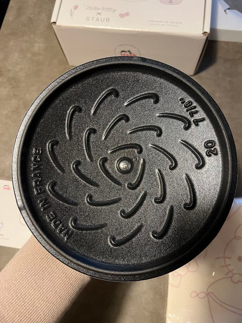 日本未発売海外限定　ストウブ キティコラボ　ワナベ20cm 今だけ特典2点付き