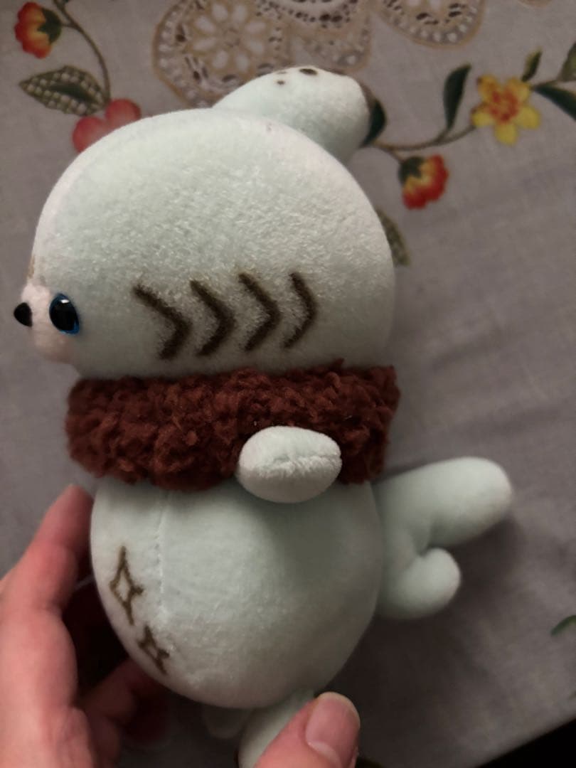 チョコミントカラー　サメぬいぐるみ 茶色のマフラー付き