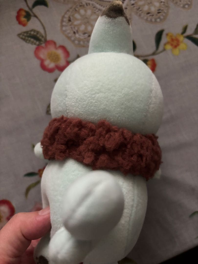 チョコミントカラー　サメぬいぐるみ 茶色のマフラー付き