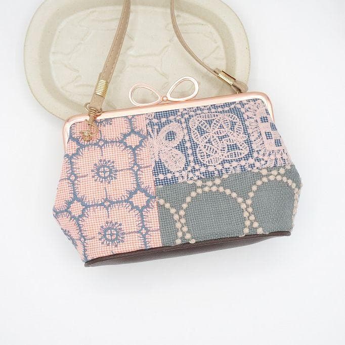 ①持ち手ベージュミナペルホネンファブリックパッチポシェット