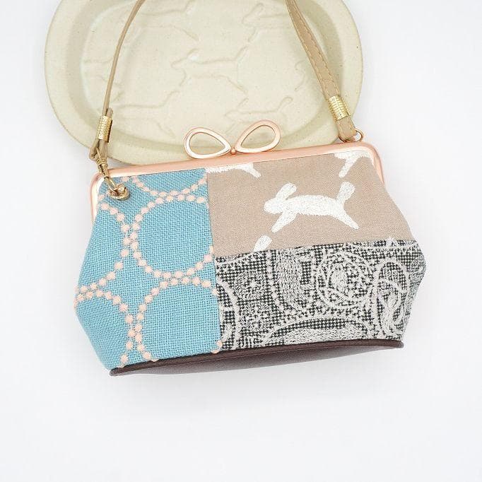 ①持ち手ベージュミナペルホネンファブリックパッチポシェット