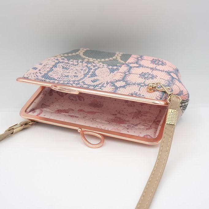 ①持ち手ベージュミナペルホネンファブリックパッチポシェット