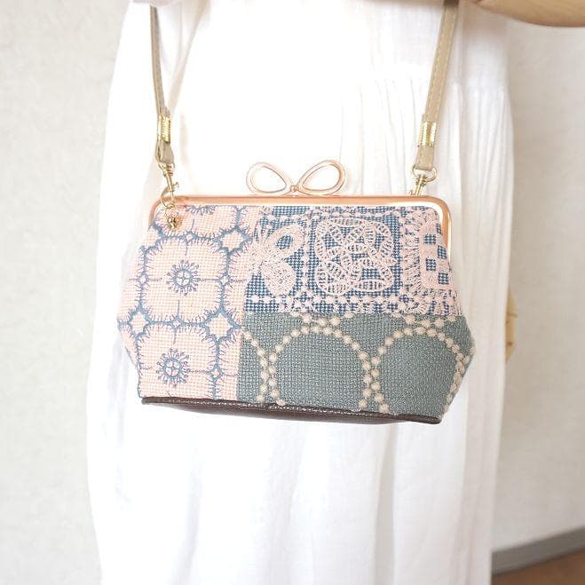 ①持ち手ベージュミナペルホネンファブリックパッチポシェット