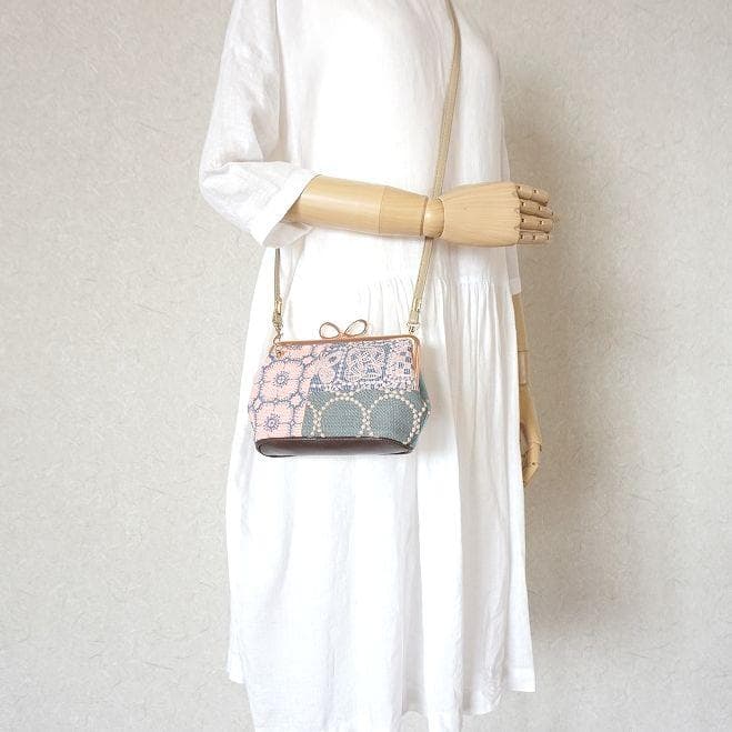 ①持ち手ベージュミナペルホネンファブリックパッチポシェット