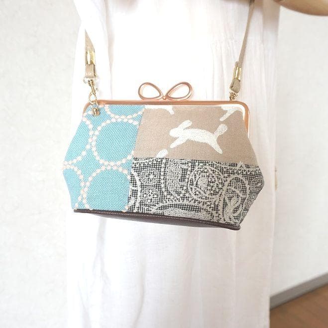 ①持ち手ベージュミナペルホネンファブリックパッチポシェット