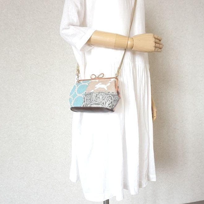 ①持ち手ベージュミナペルホネンファブリックパッチポシェット