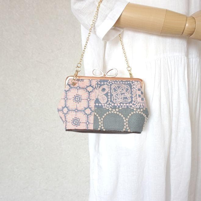 ①持ち手ベージュミナペルホネンファブリックパッチポシェット