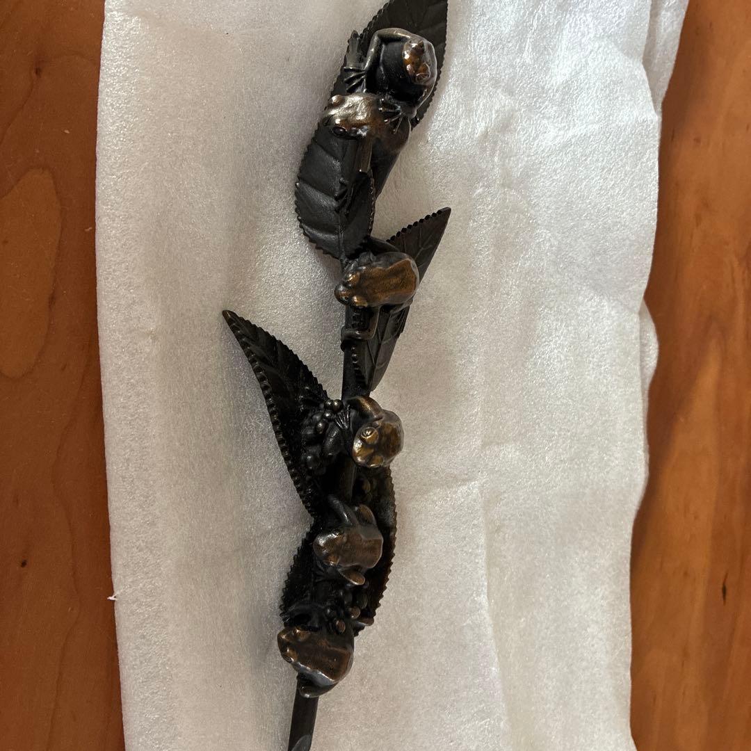 文鎮　むかえる（六蛙）下尾治彦作