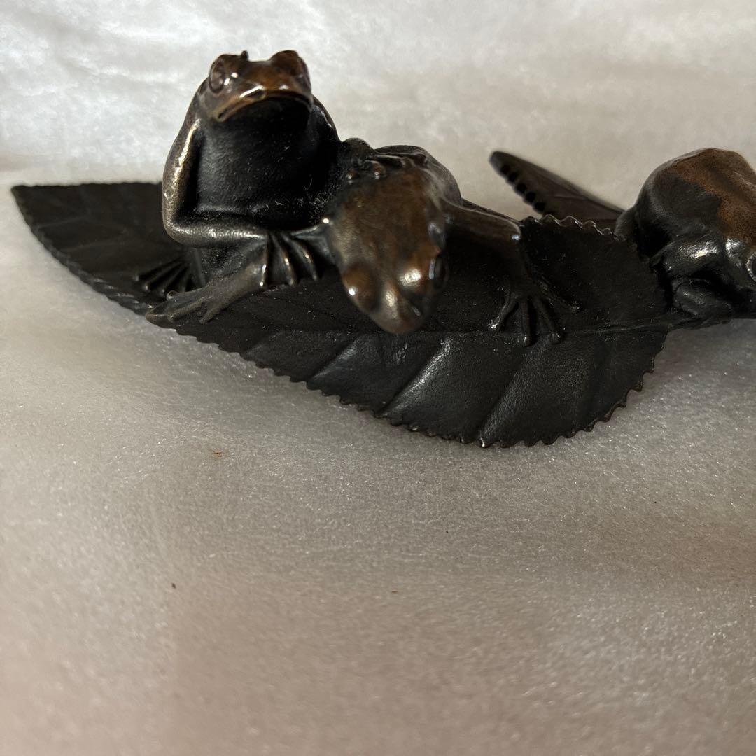 文鎮　むかえる（六蛙）下尾治彦作