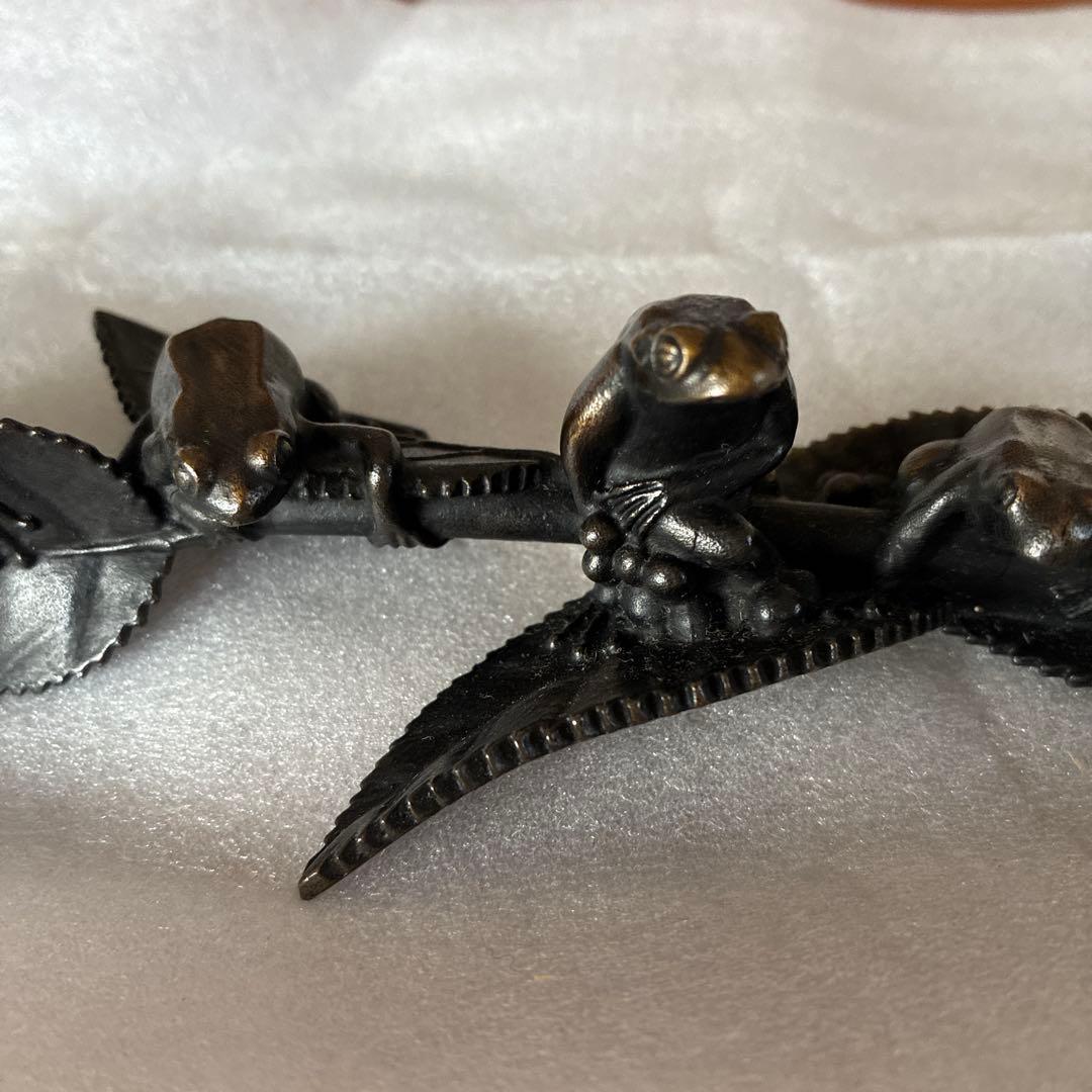 文鎮　むかえる（六蛙）下尾治彦作