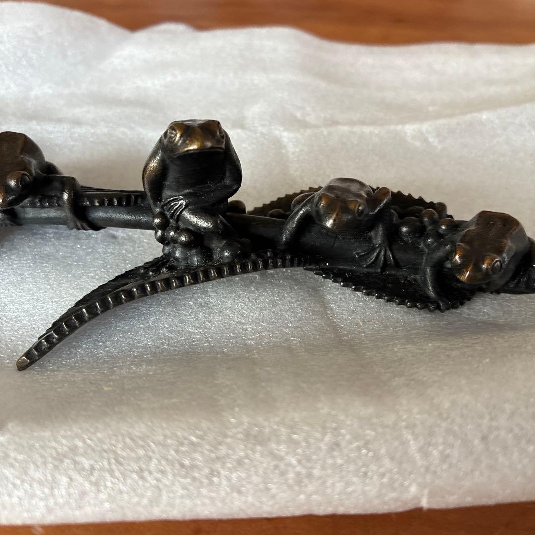 文鎮　むかえる（六蛙）下尾治彦作