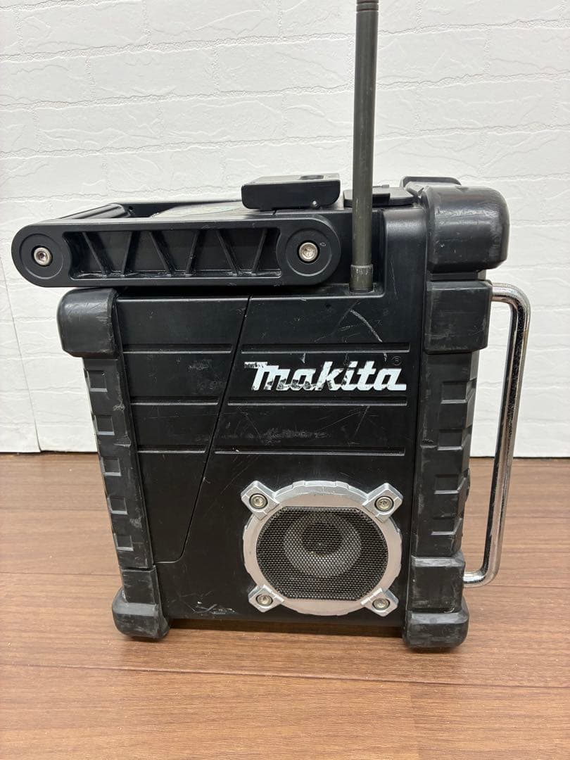 マキタ 充電式ラジオMR103 黒 アダプタ(新品)付き 動作問題なし 傷多め