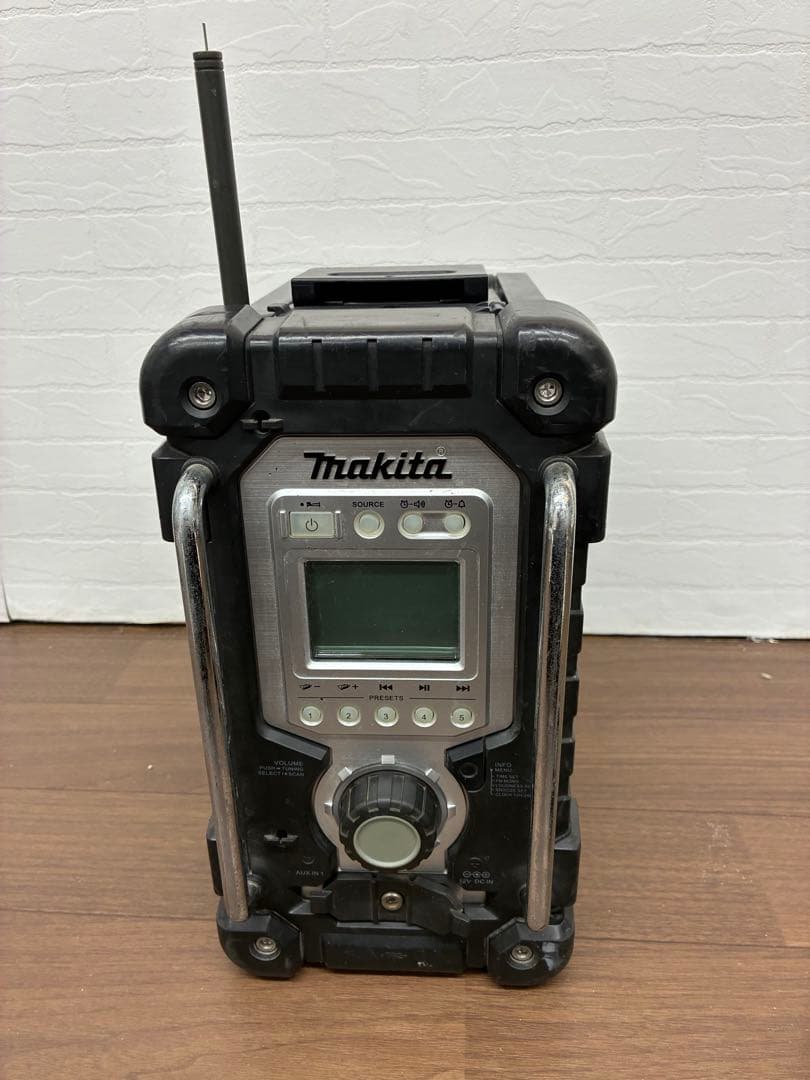 マキタ 充電式ラジオMR103 黒 アダプタ(新品)付き 動作問題なし 傷多め