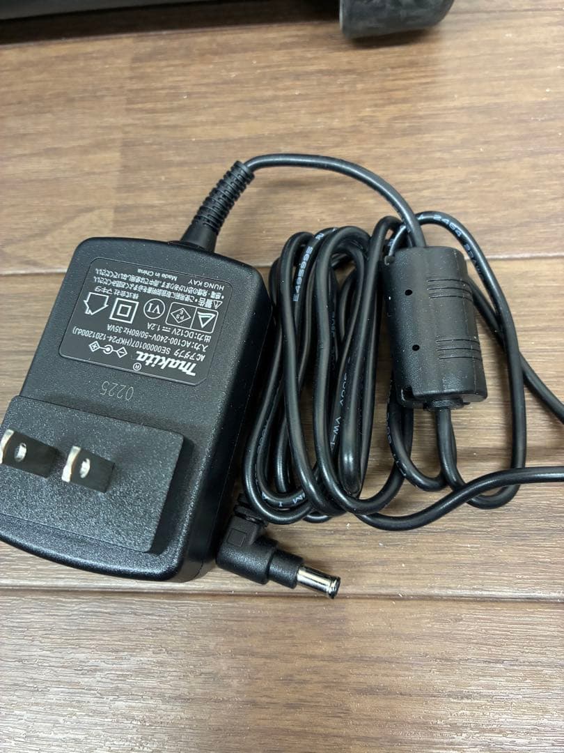 マキタ 充電式ラジオMR103 黒 アダプタ(新品)付き 動作問題なし 傷多め