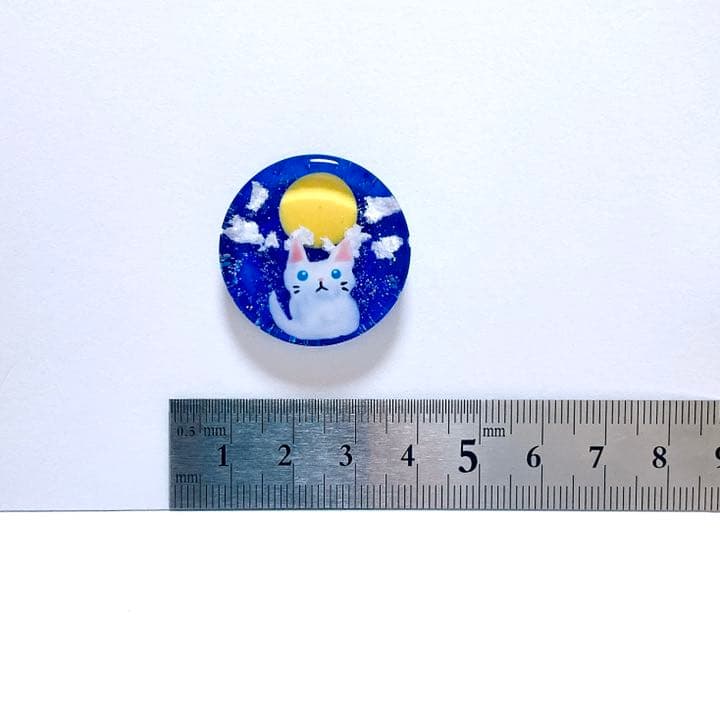ブローチ　お月見　白猫　レジン