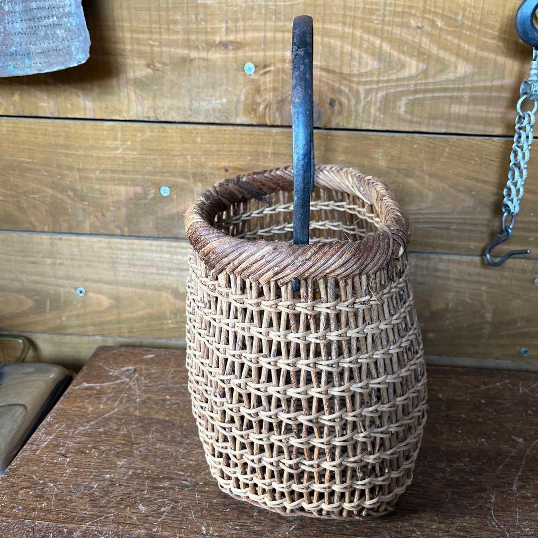 ヴィンテージ　アケビ蔓　鉄製ハンドル付きバスケット