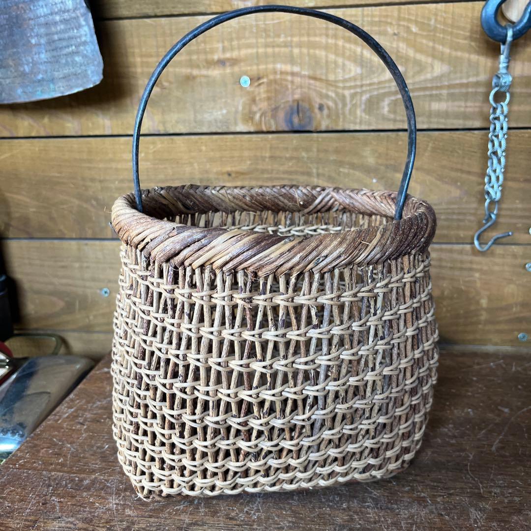 ヴィンテージ　アケビ蔓　鉄製ハンドル付きバスケット