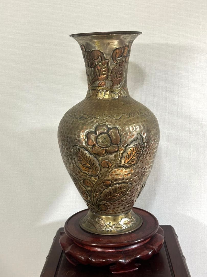 126 アンティーク金属製花瓶 花柄彫刻付き