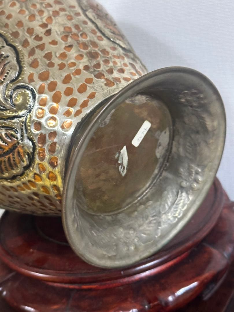 126 アンティーク金属製花瓶 花柄彫刻付き