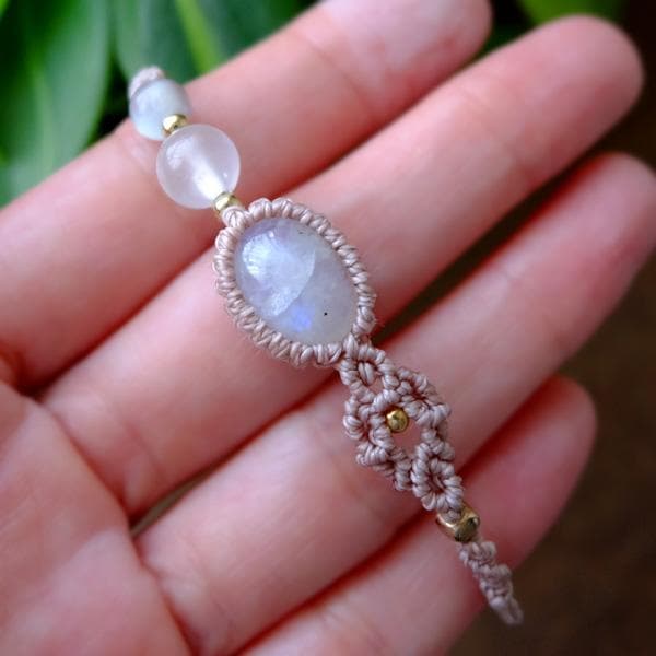 ムーンストーン（スリランカ産）3種のムーンストーン マクラメブレスレット3763