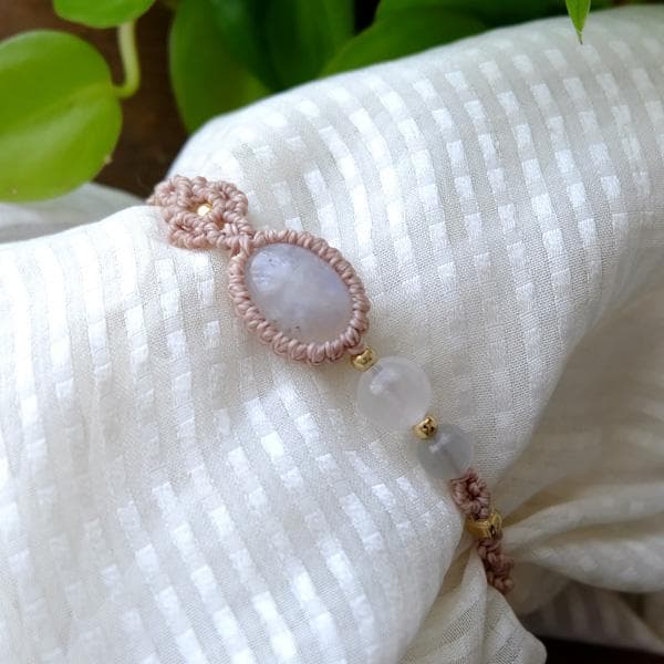 ムーンストーン（スリランカ産）3種のムーンストーン マクラメブレスレット3763