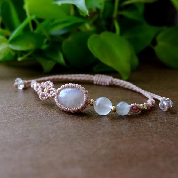 ムーンストーン（スリランカ産）3種のムーンストーン マクラメブレスレット3763