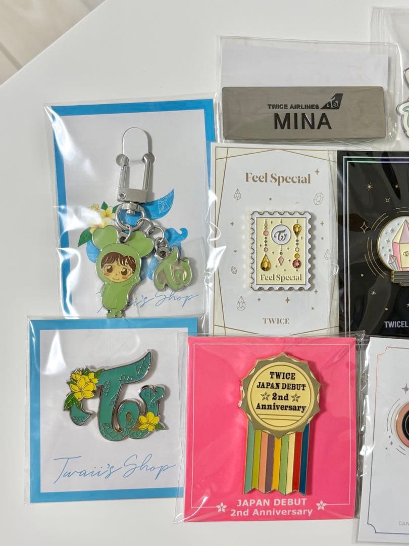 TWICE 公式ピンバッジ・キーチャーム11点まとめ売り