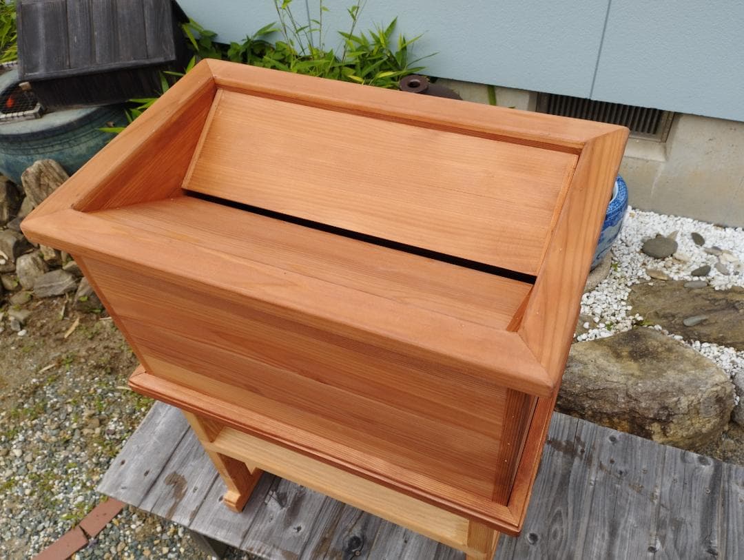 柿渋塗賽銭箱（台付）