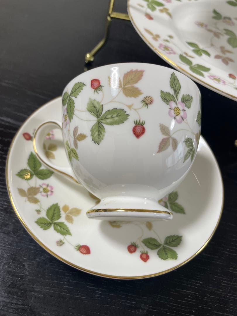 ウェッジウッド ワイルドストロベリーカップソーサープレート＆3段ケーキスタンド付