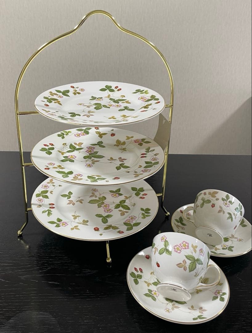 ウェッジウッド ワイルドストロベリーカップソーサープレート＆3段ケーキスタンド付