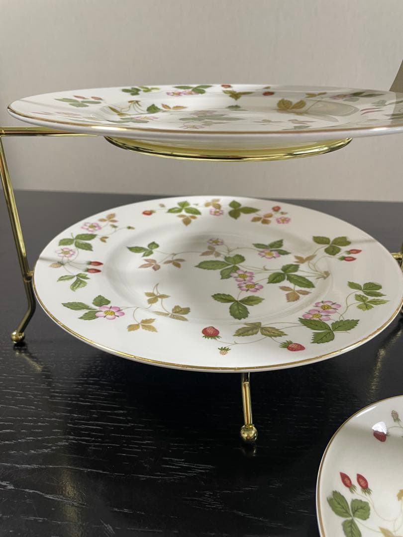 ウェッジウッド ワイルドストロベリーカップソーサープレート＆3段ケーキスタンド付