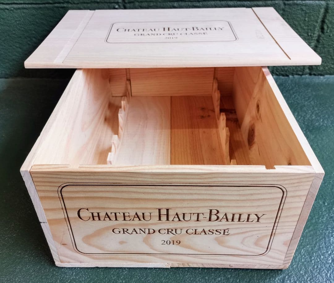 フランスボルドーワイン木箱１、2019’シャトーオーバイイ　美品　超レア品