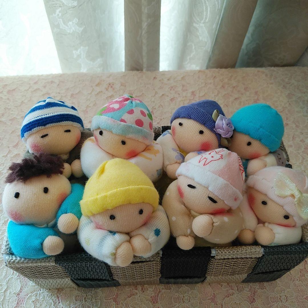 赤ちゃん人形（8個、容器付き）