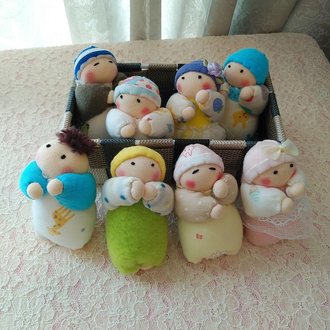 赤ちゃん人形（8個、容器付き）