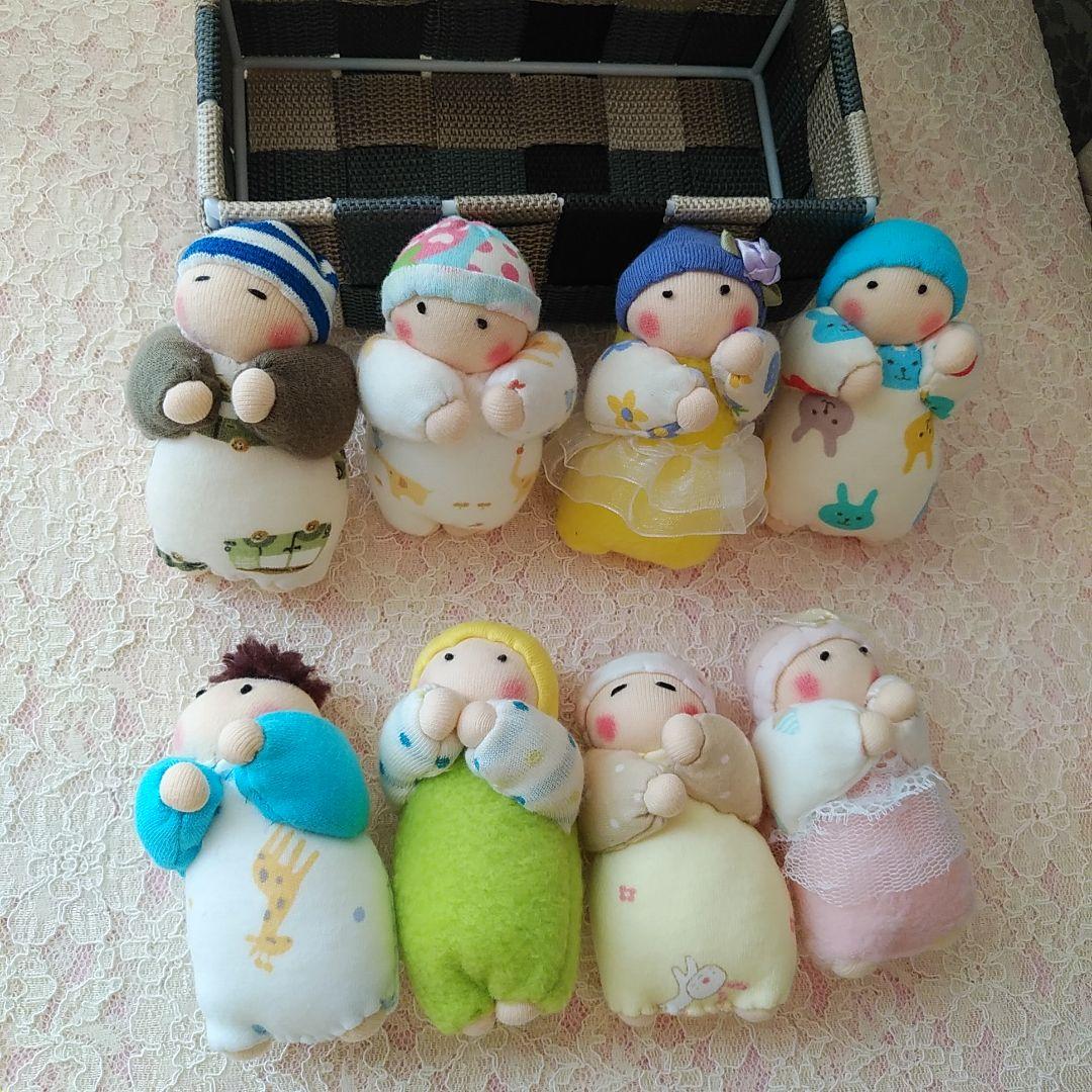 赤ちゃん人形（8個、容器付き）