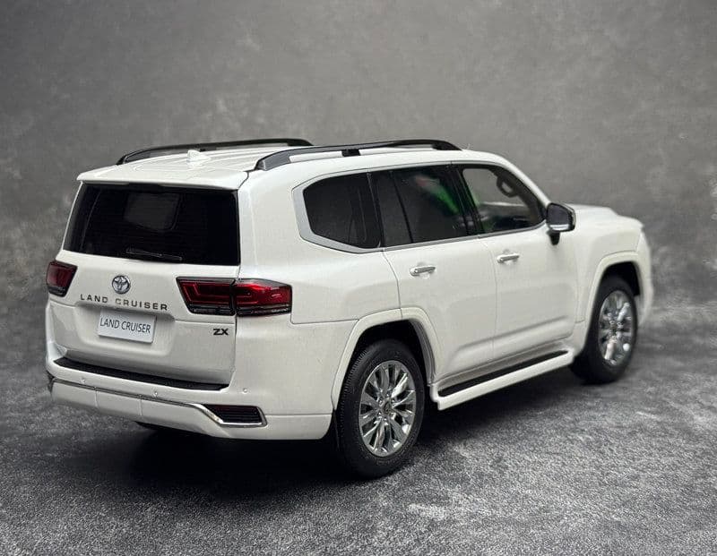 ミニカー 1：18 Toyota Land Cruiser ZX LC300
