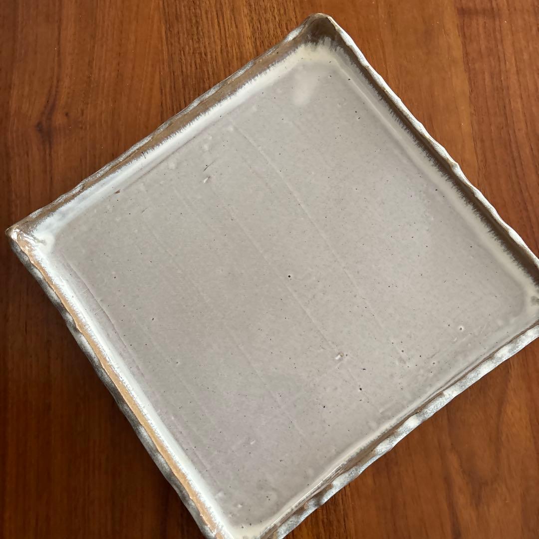 ベージュの陶器製四角形プレート