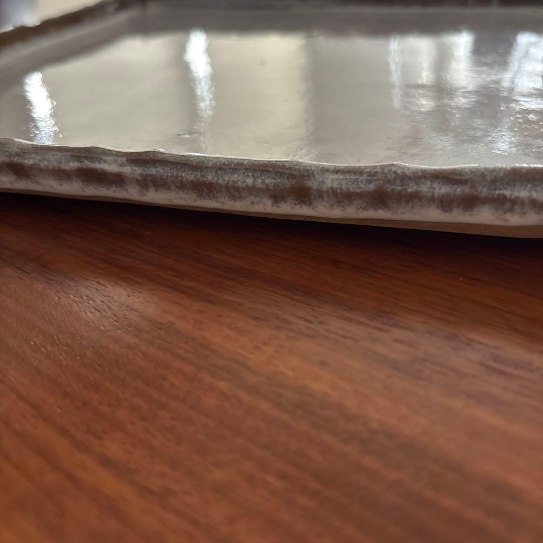 ベージュの陶器製四角形プレート