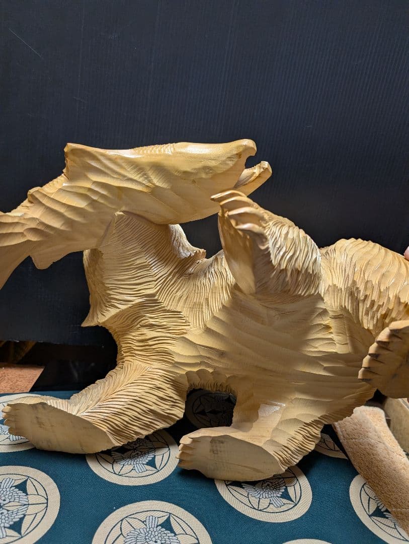 木彫りアンティック木製クマと魚の彫刻 約30cm白色珍しい白貴重品