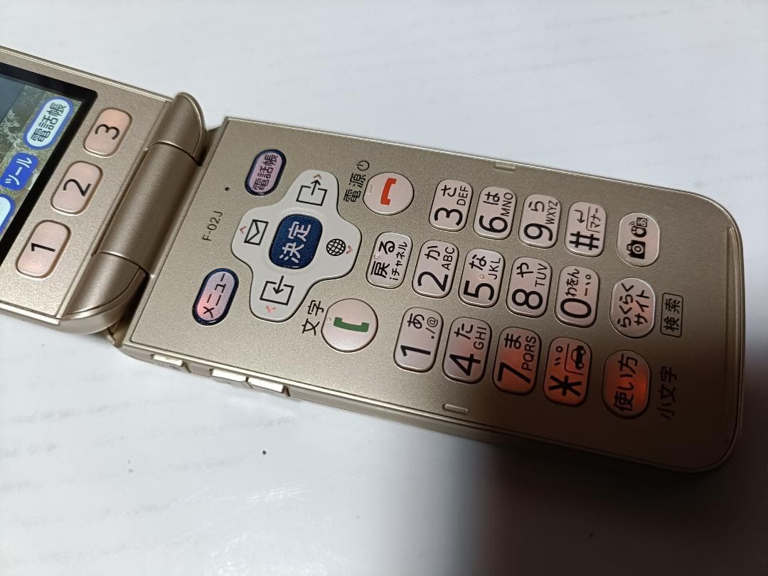 ☆ docomo らくらくホン F-02J ゴールド