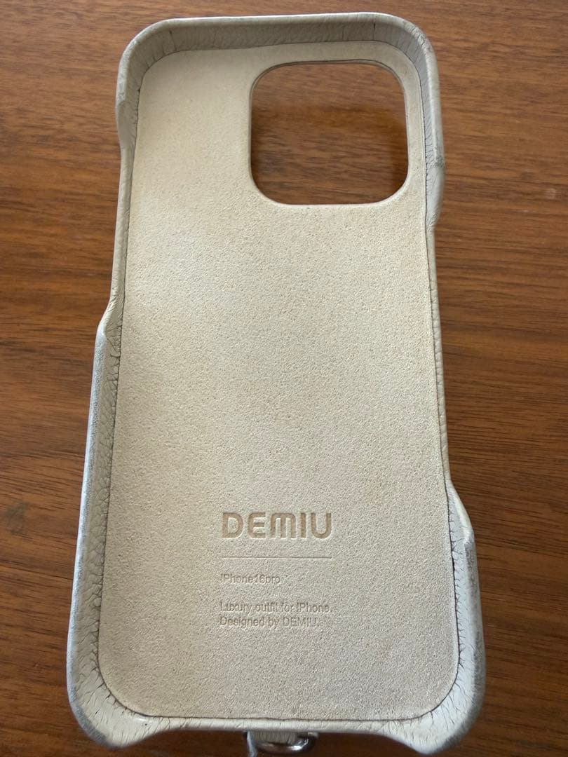 DEMIU ベージュ iPhone 16 PRO ストラップ付き