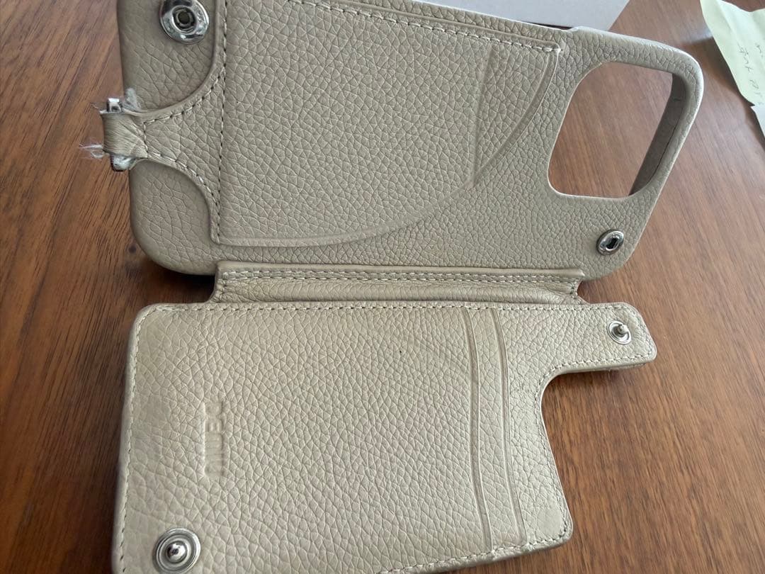 DEMIU ベージュ iPhone 16 PRO ストラップ付き