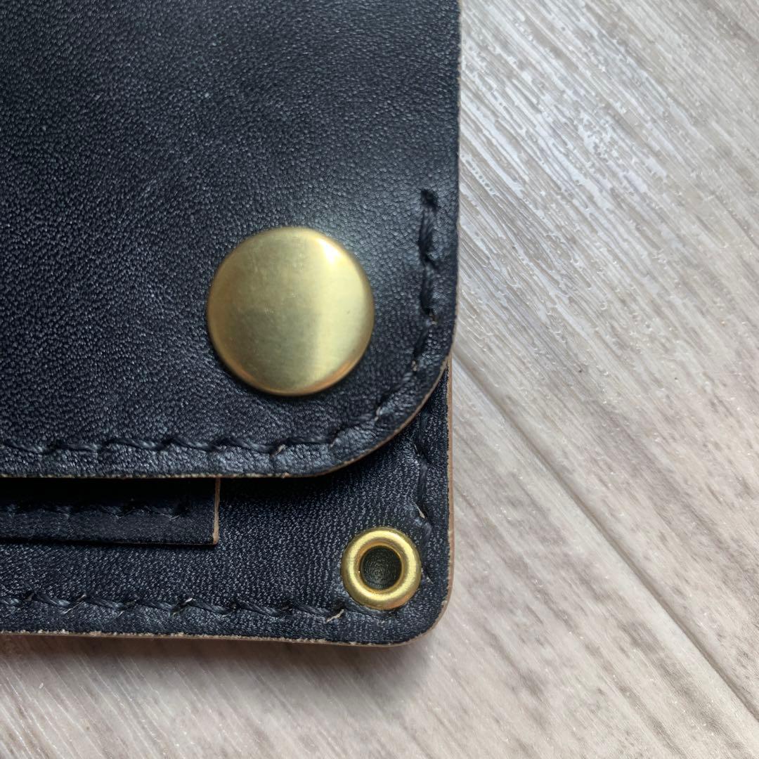 トラッカーウォレット　ミドル　丘染めブラック　真鍮　黒ステッチ