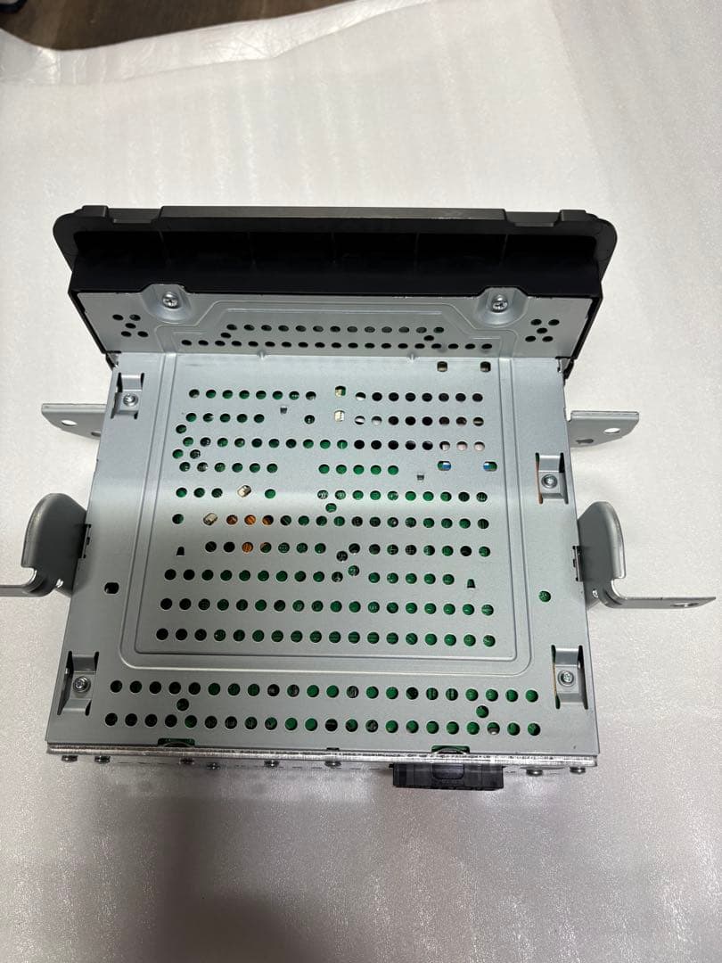 CDチューナーAM/FM/CD/AUX対応　新車取り外し分