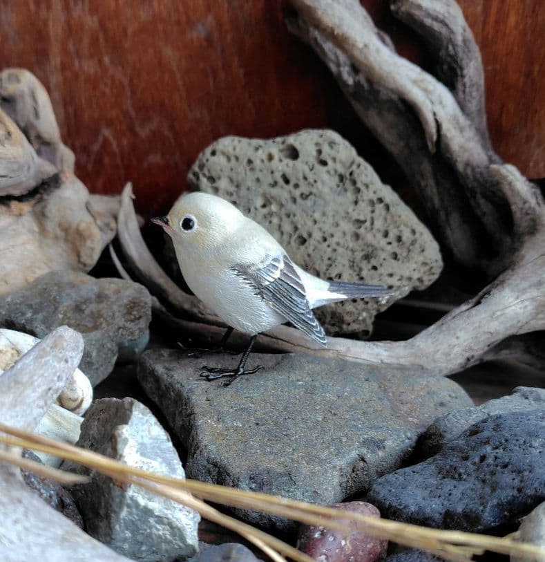 小さなバードカービング ニシオジロビタキ 野鳥 木彫り