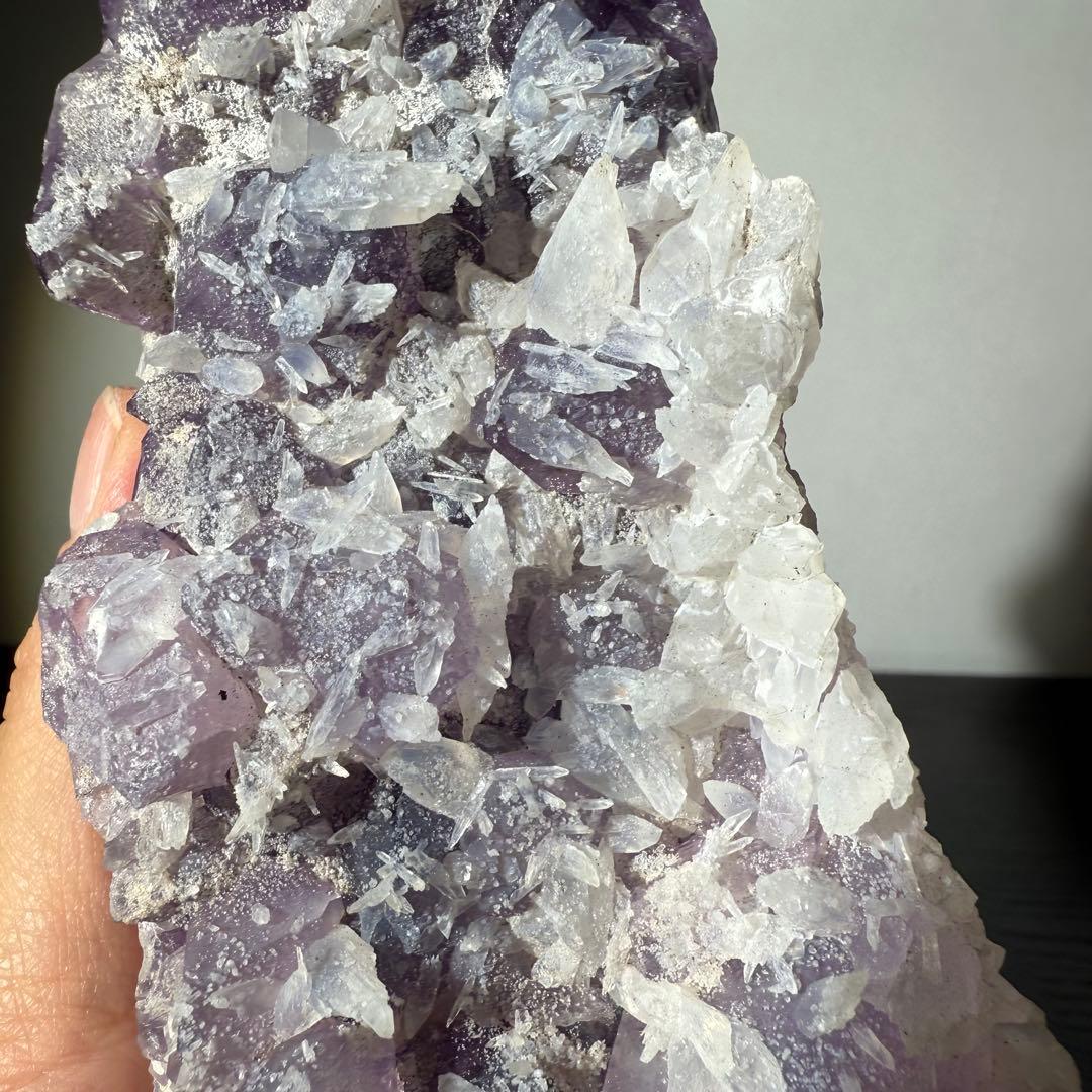 天然石カルサイト共生アメジストの原石　置物　鉱物NO.011810