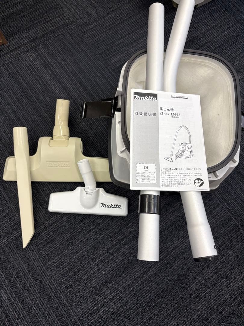 マキタ　乾湿両用　掃除機　M442