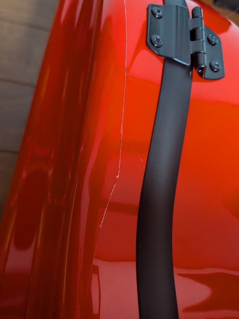 赤いバイオリンハードケース