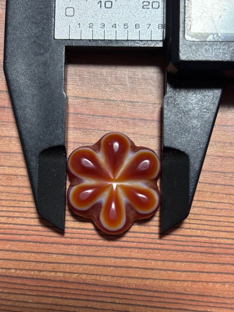 蓮花羊眼板天珠　赤