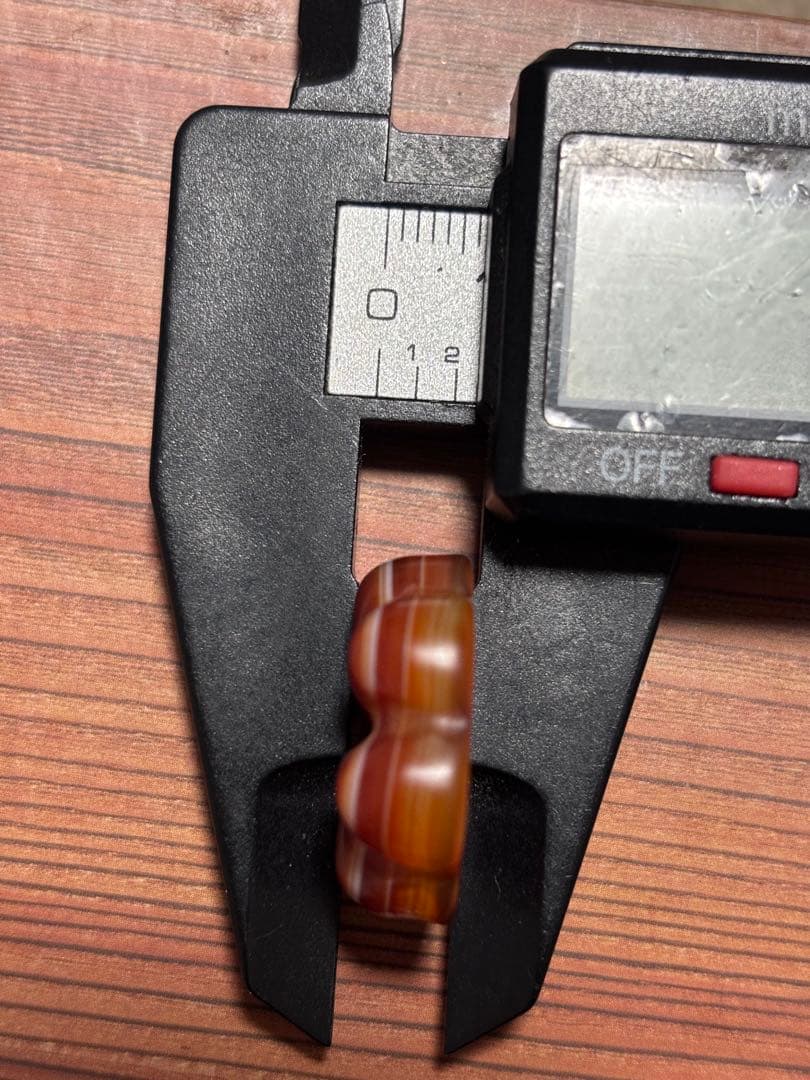 蓮花羊眼板天珠　赤